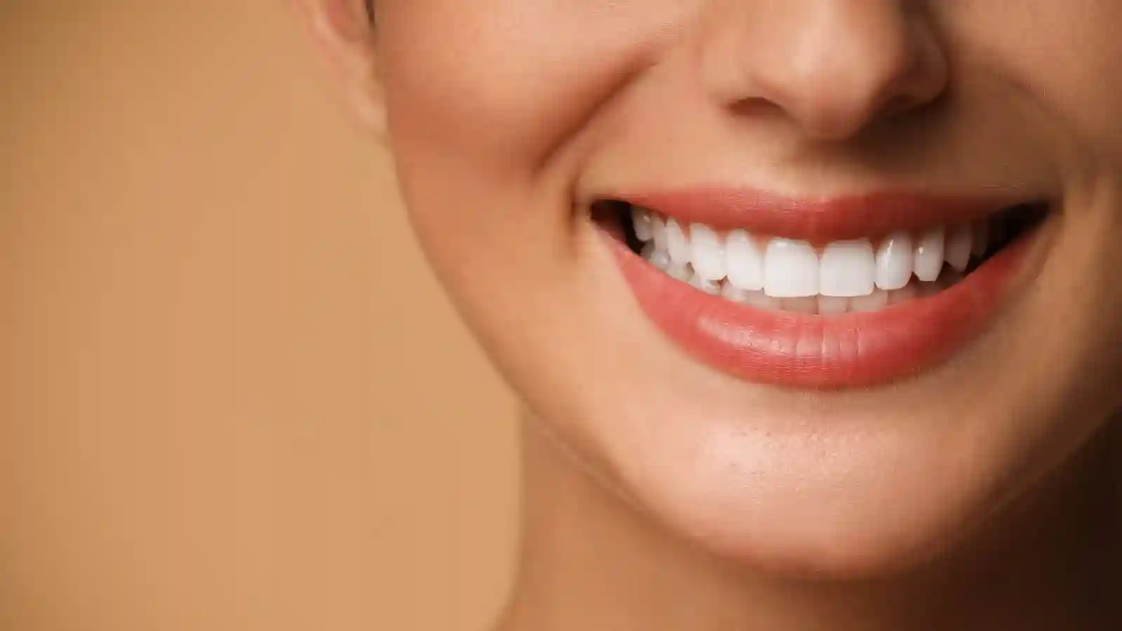 Diseño de sonrisa en Estambul: carillas o coronas